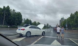 郑州暴雨一轿车飞下高架桥